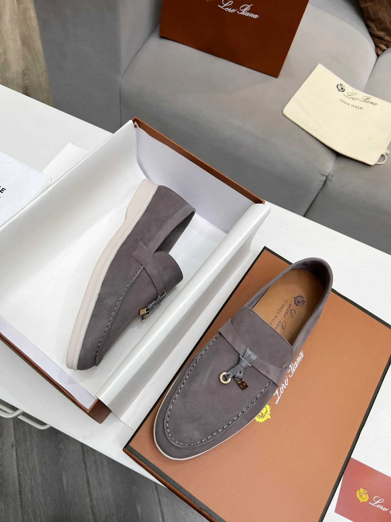 👟👟Ex-factory price 480👟👟 【Loro Piana】Italian top cashmere is fashionable and classic, and the leather is also practical and still of the highest quality on the Internet. Developed from the original board, the upper is made of Yangjing silk and is smooth. Leather lining, wear-resistant high-elastic beef tendon bottom. Size: 35-42, (men’s +10)